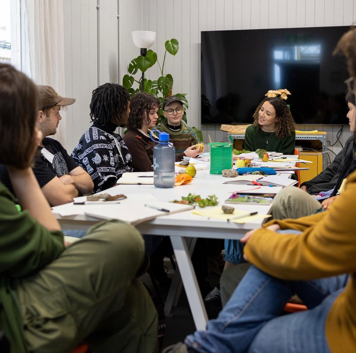 Creative writing workshop led by Welsh writer, poet and creative facilitator Taylor Edmonds. Writing for wellbeing workshop.